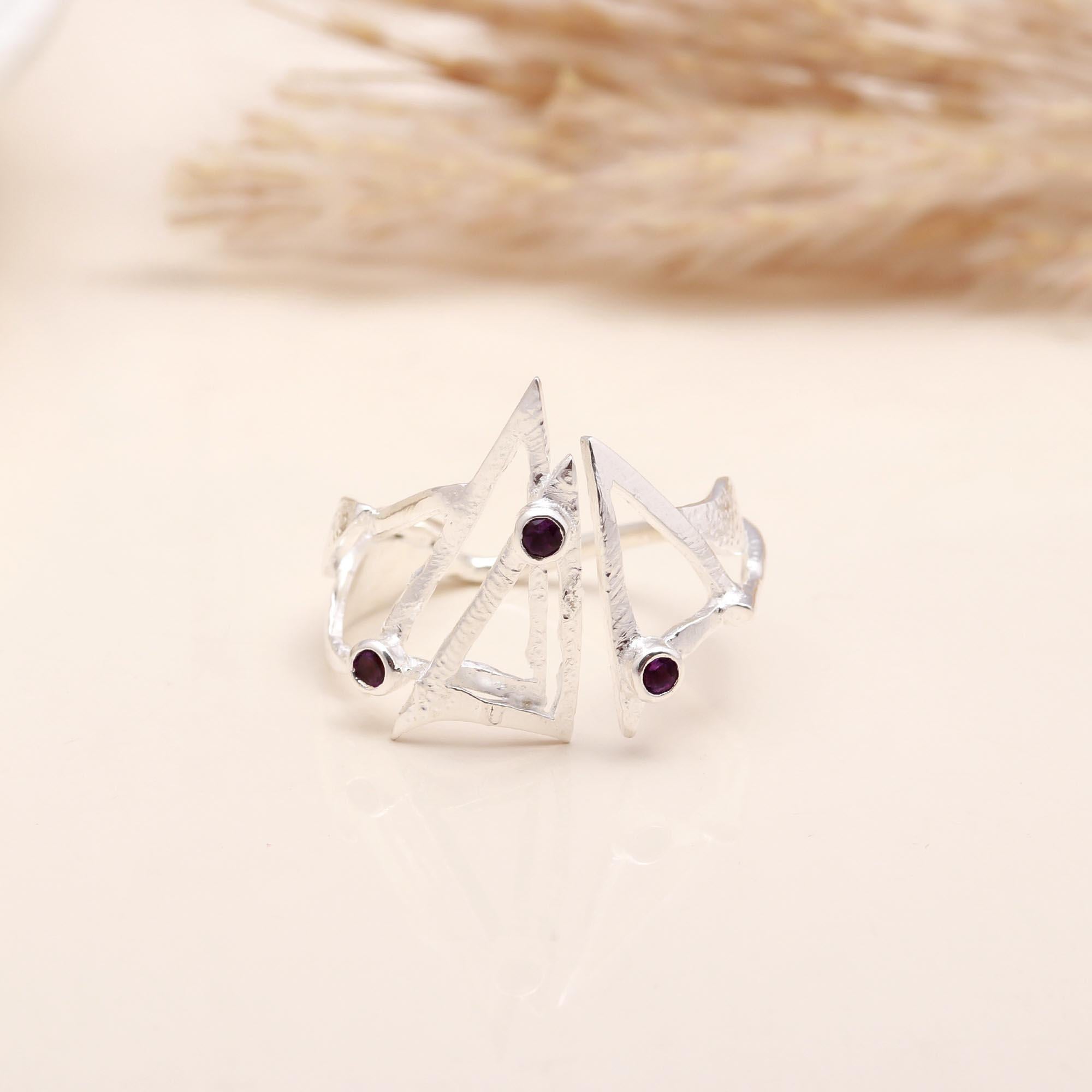 The Violet Geometry: Abstract Triangle Wire Ring