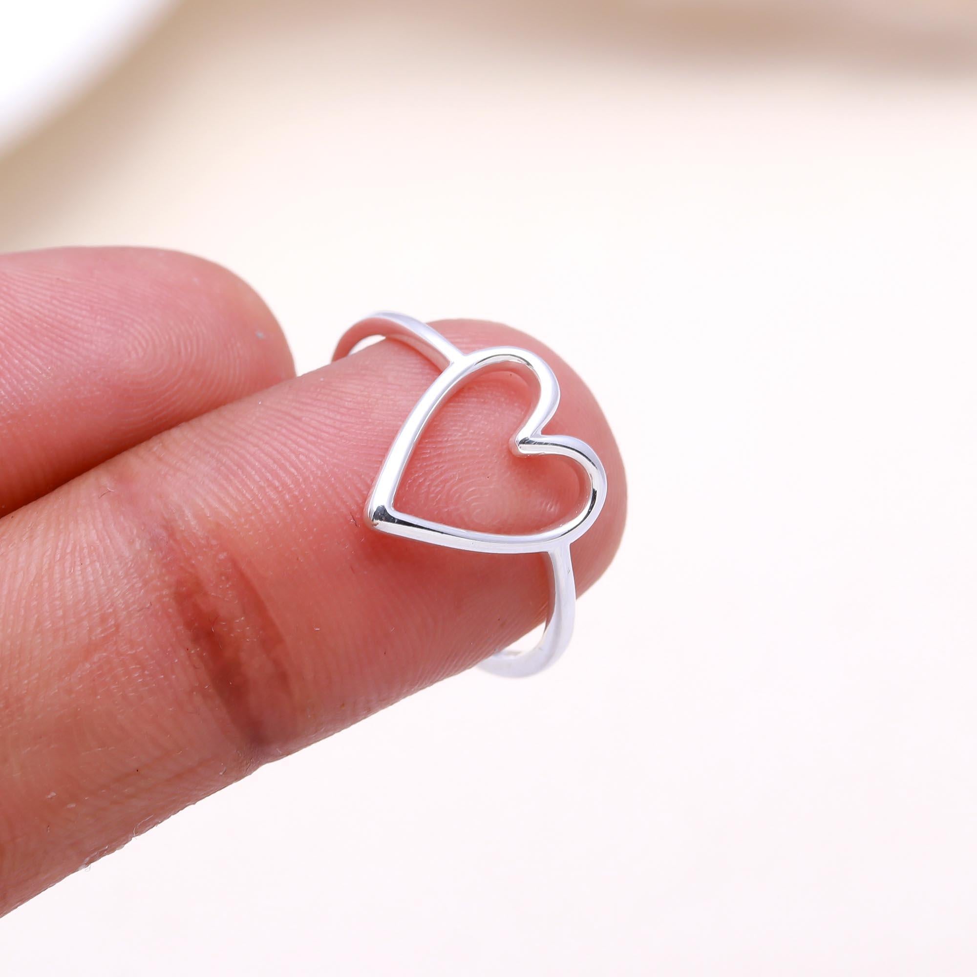 The Minimalist Love: Silver Wire Open Heart Ring