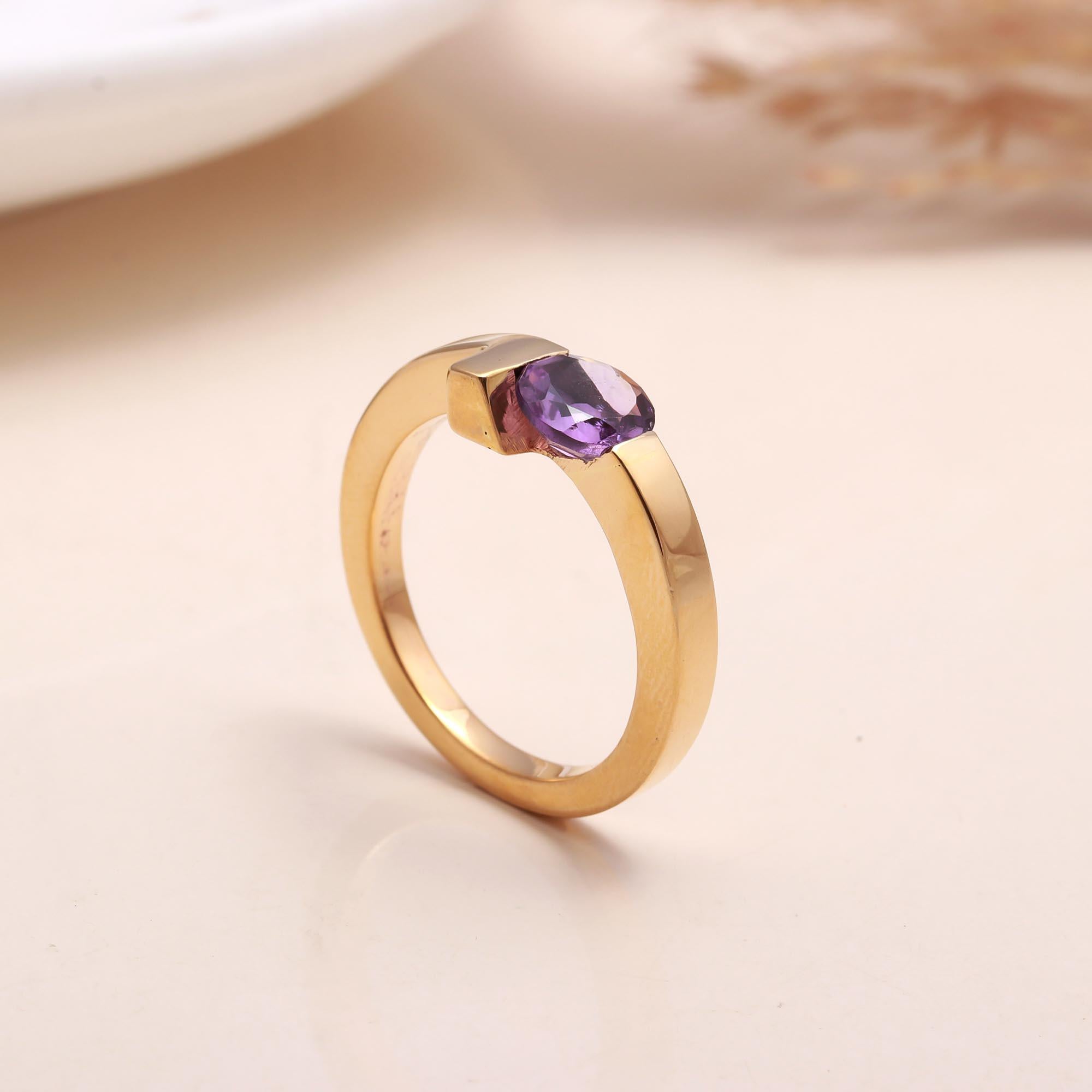 The Amethyst Tension: Modern Gold Solitaire Ring