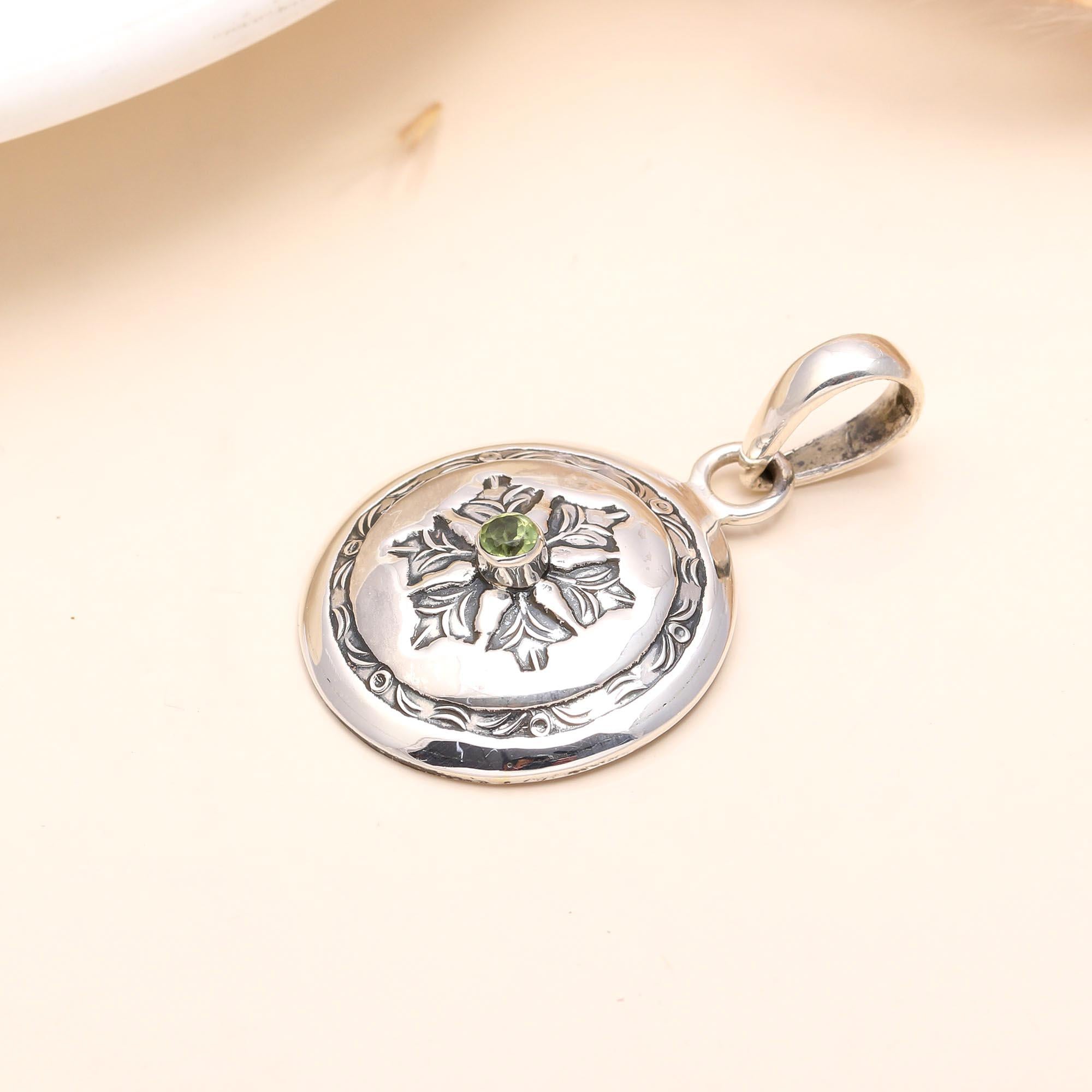 925 Sterling Silver Vintage Peridot Floral Design Pendant