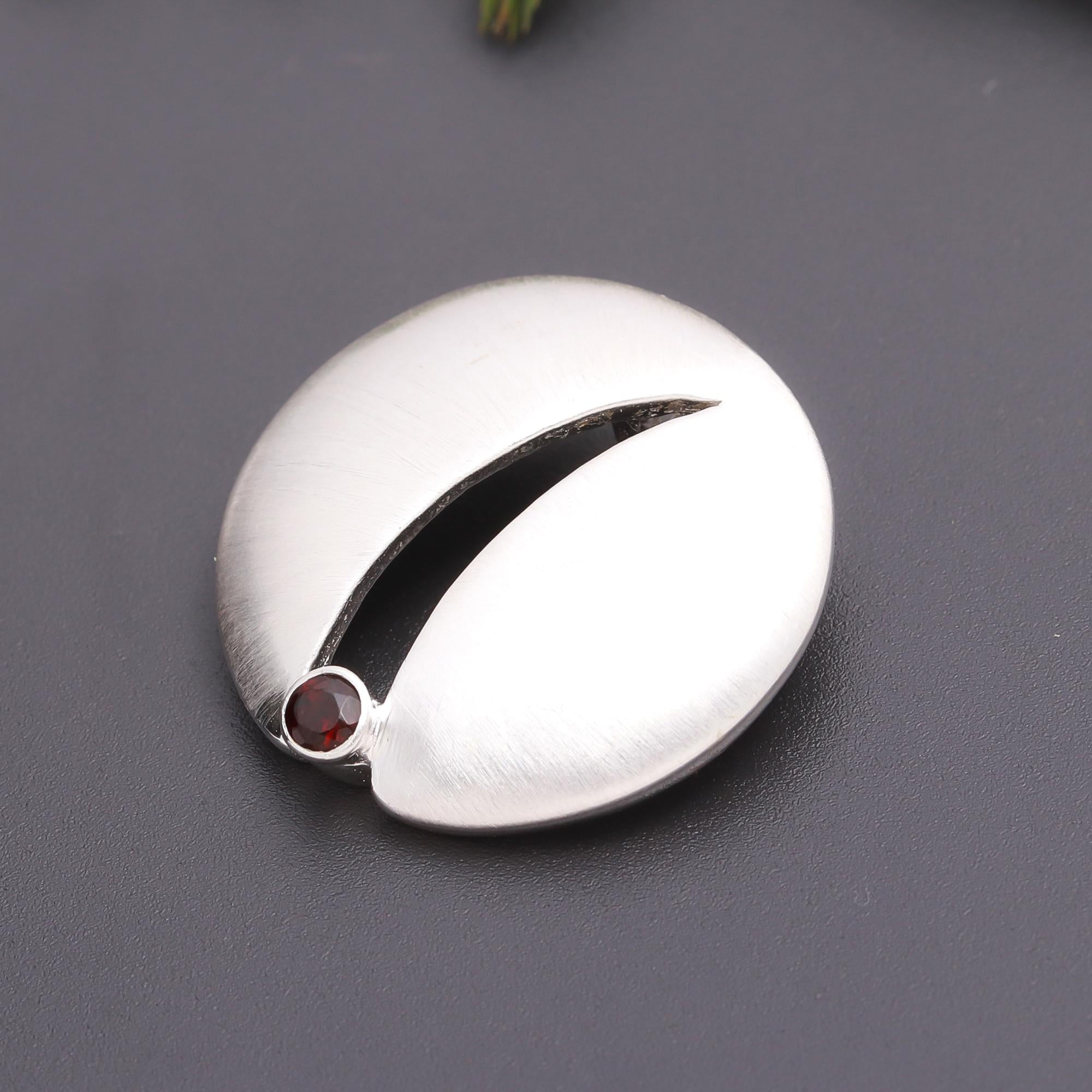 925 Silver Garnet Round Pendant