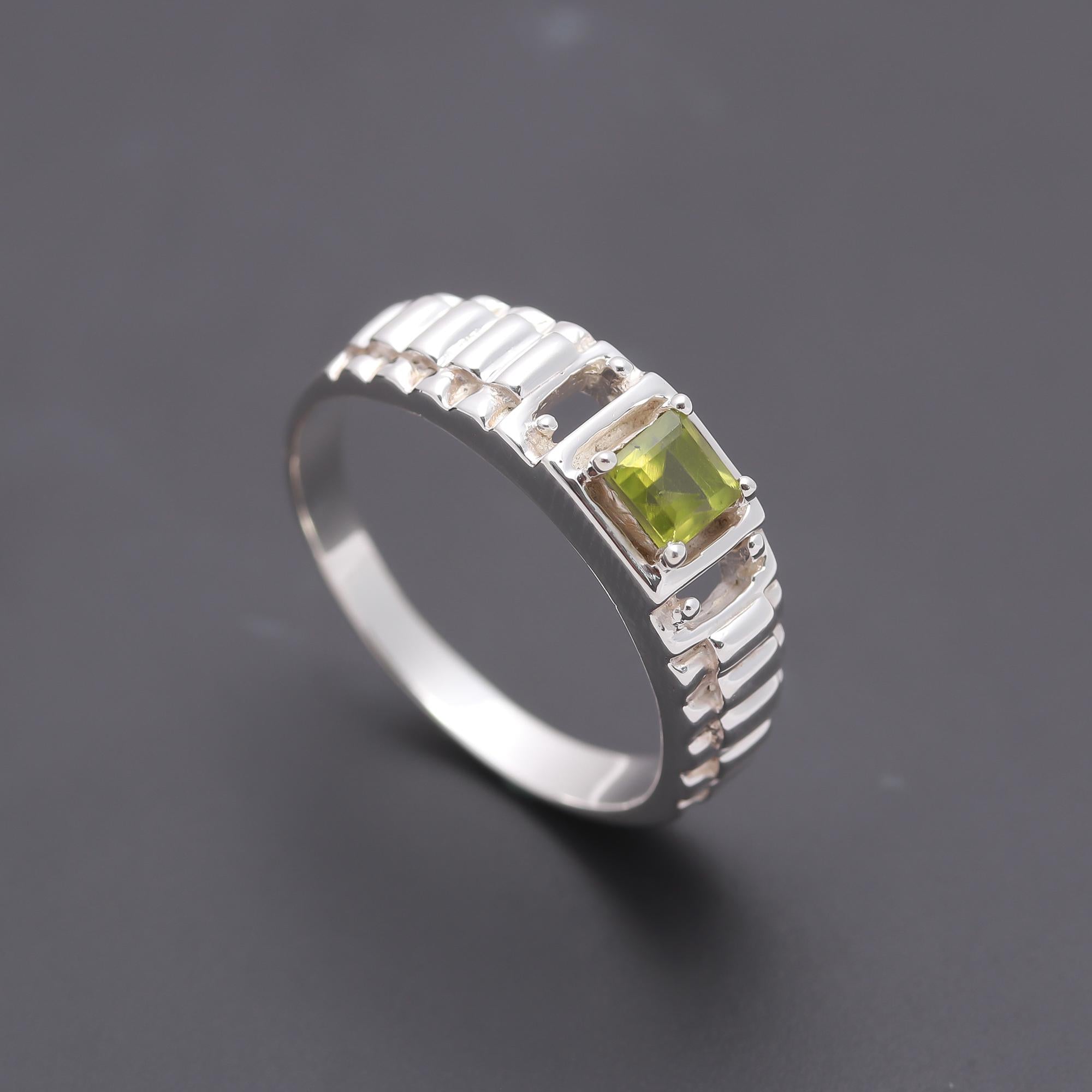 925 Silver Link Band Square-Cut Peridot Ring