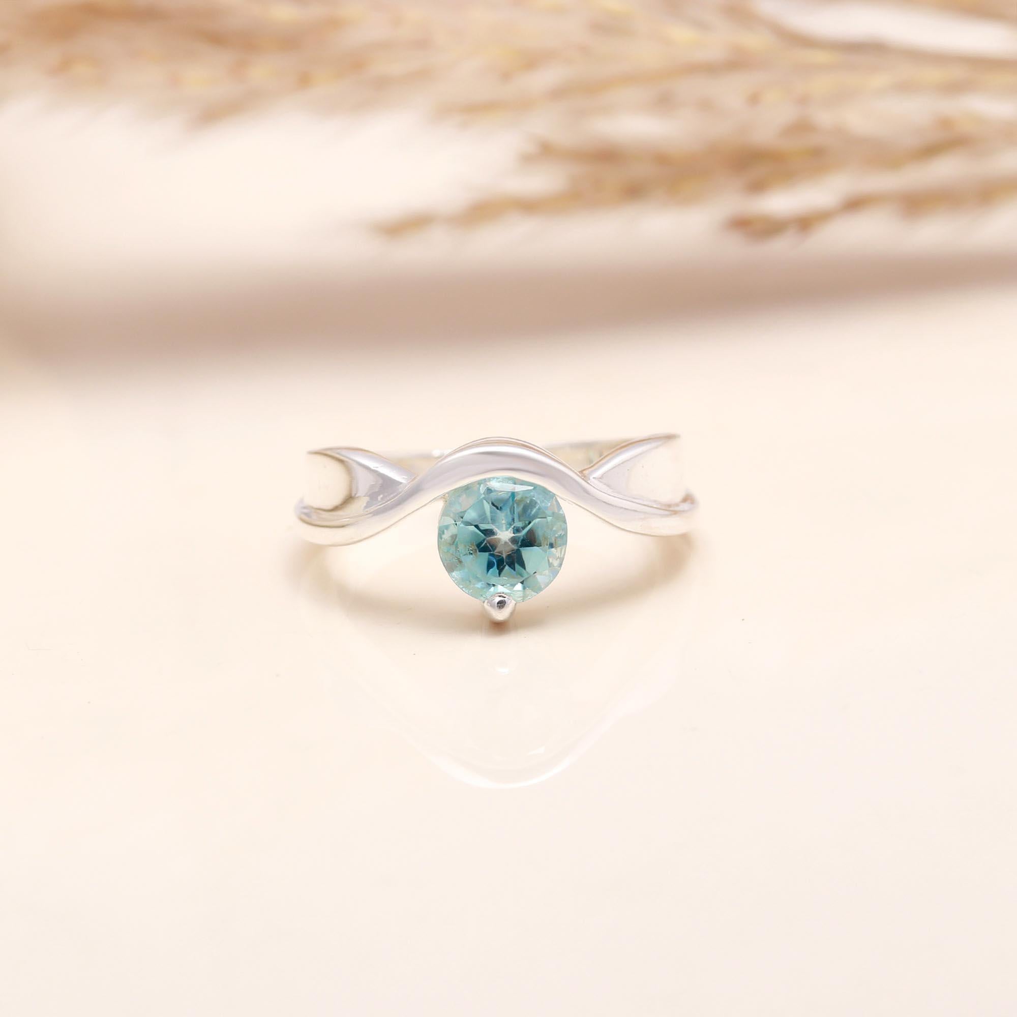 Round-cut aquamarine gemstone set in twist silver band