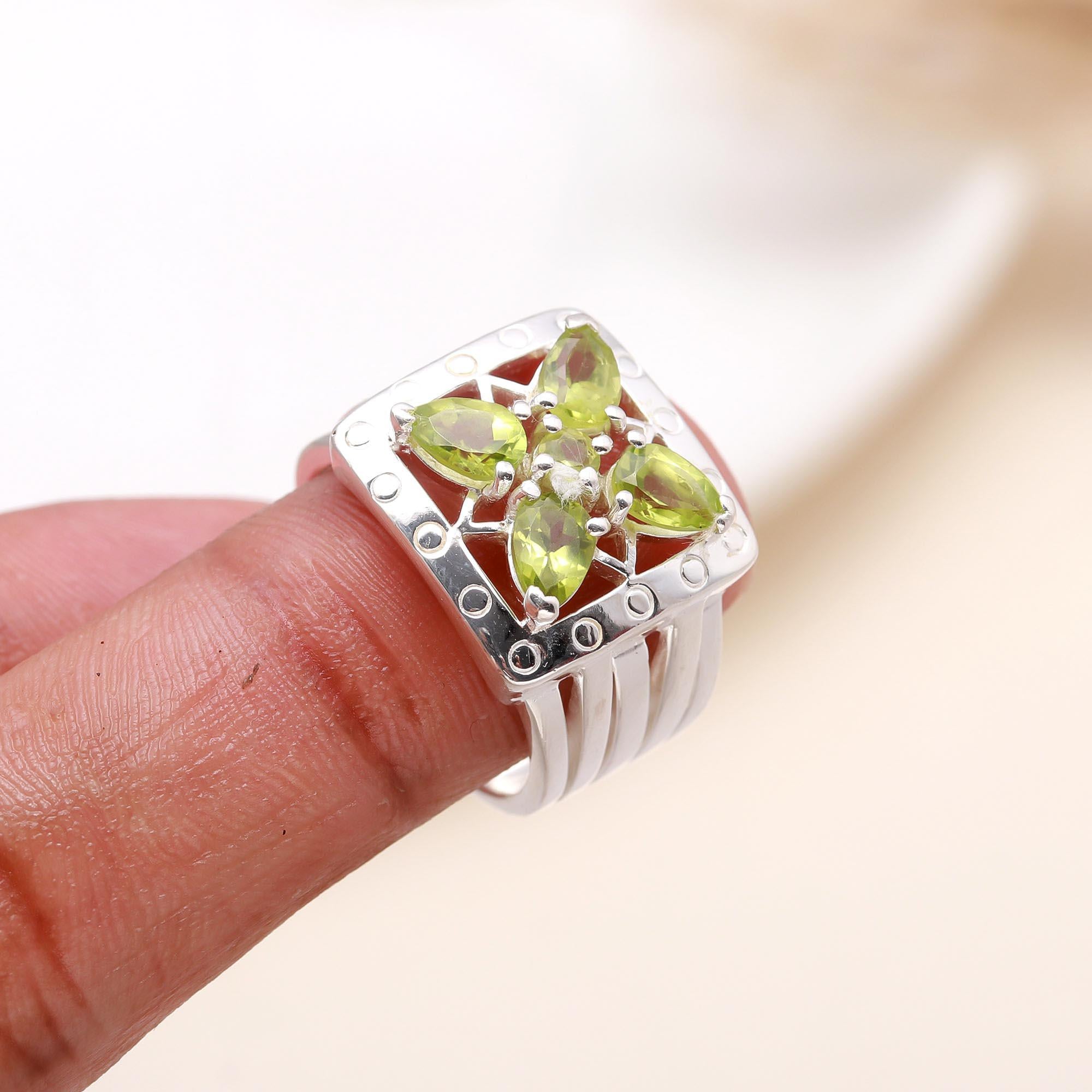 The Verde Flora: Peridot Quatrefoil Ring