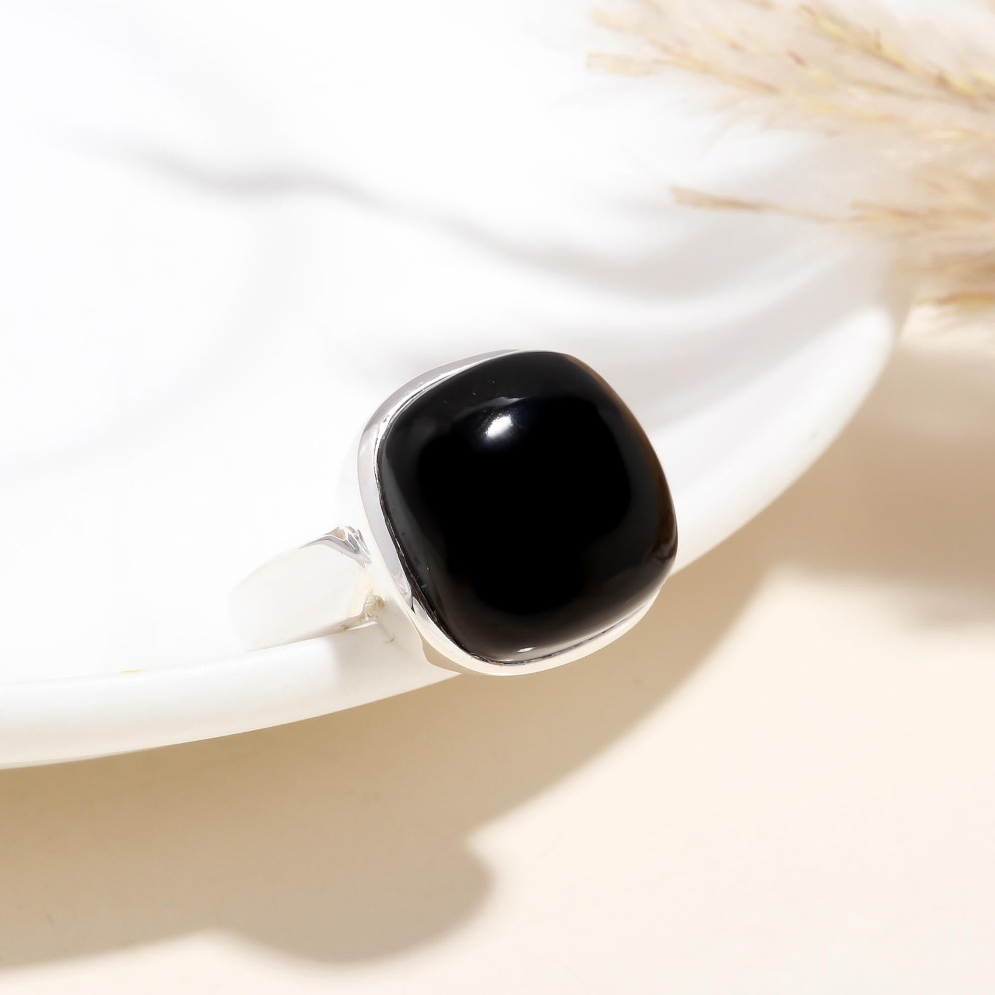 The Midnight Cushion: Sleek Modern Solitaire