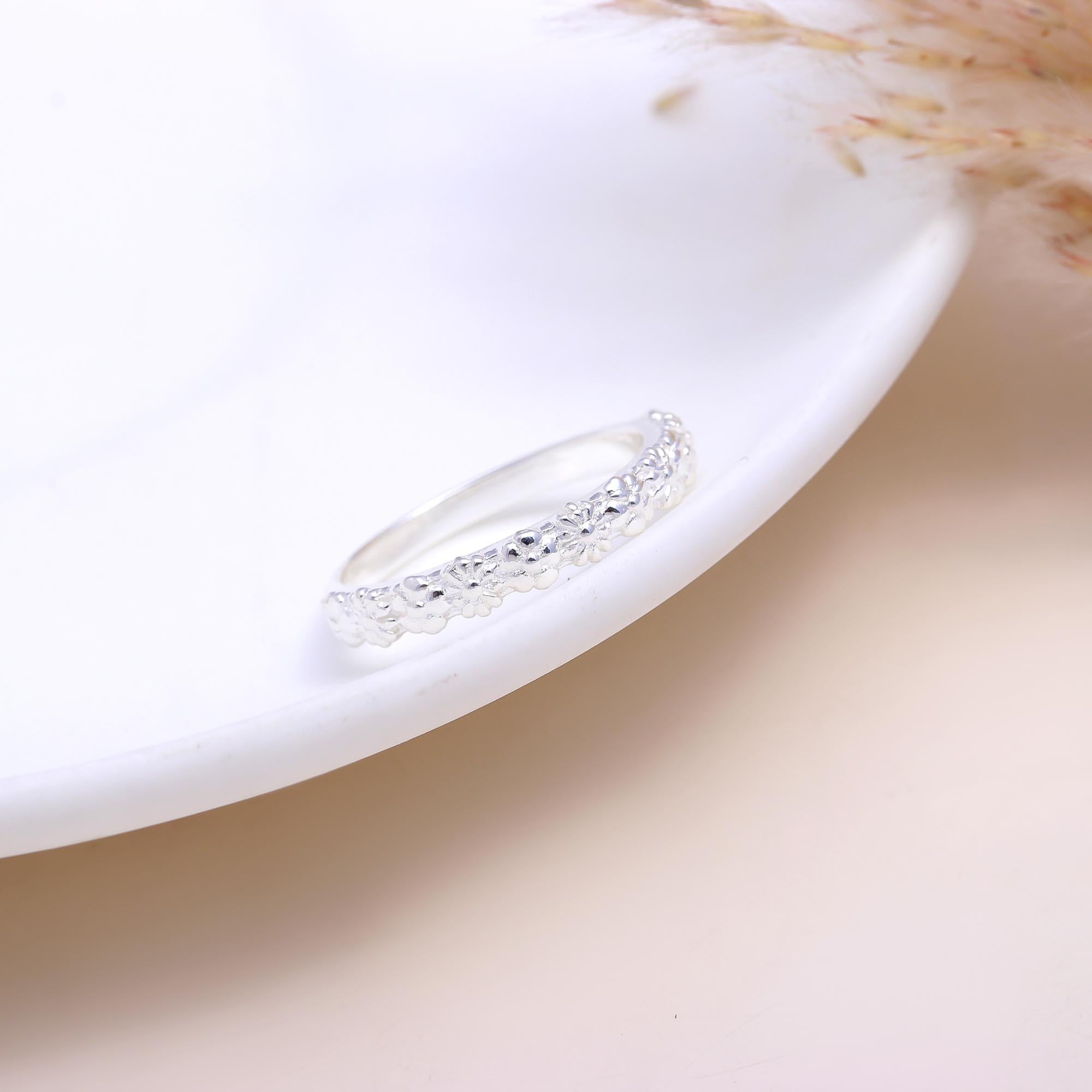 The Flower Power: Silver Daisy Floral Eternity Ring