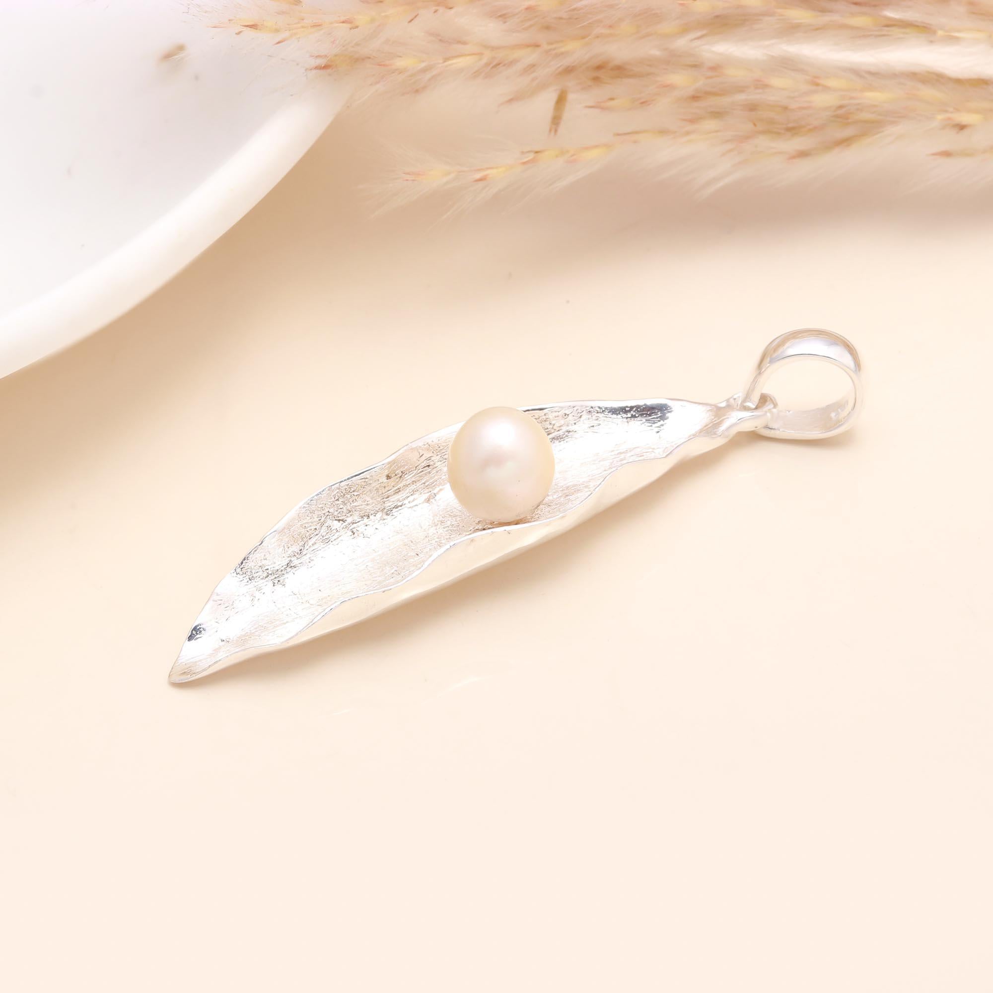 925 Sterling Silver Leaf Pendant with Single Pearl Accent