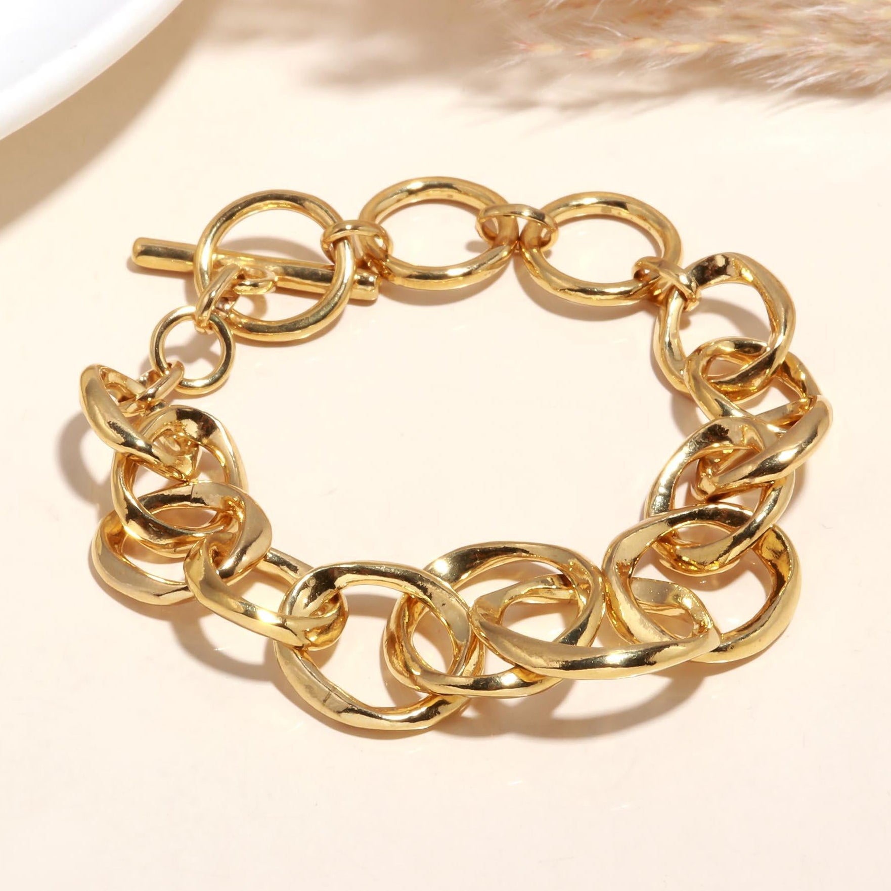 The Golden Loop: Chunky Gold Link Toggle Bracelet