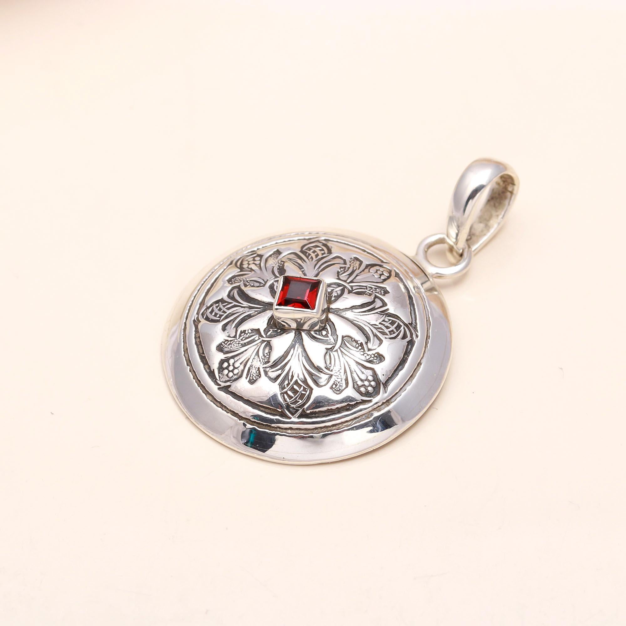 925 Sterling Silver Garnet Round Vintage Floral Pendant