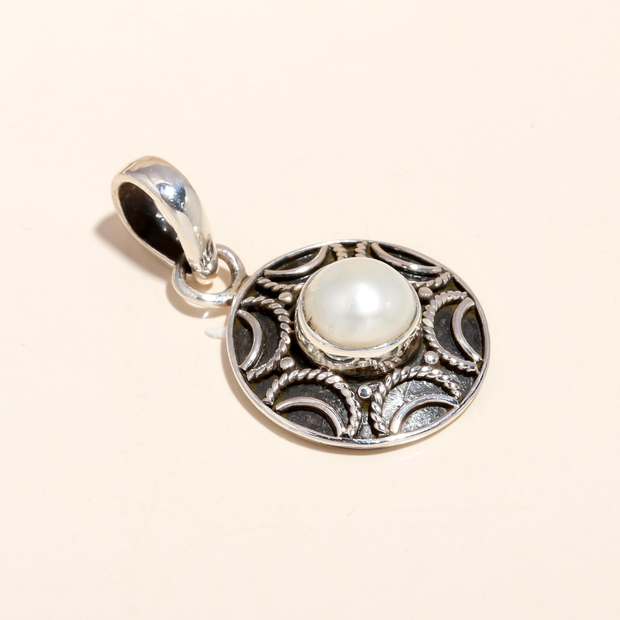 925 Sterling Silver Vintage-Inspired Design Pearl Pendant