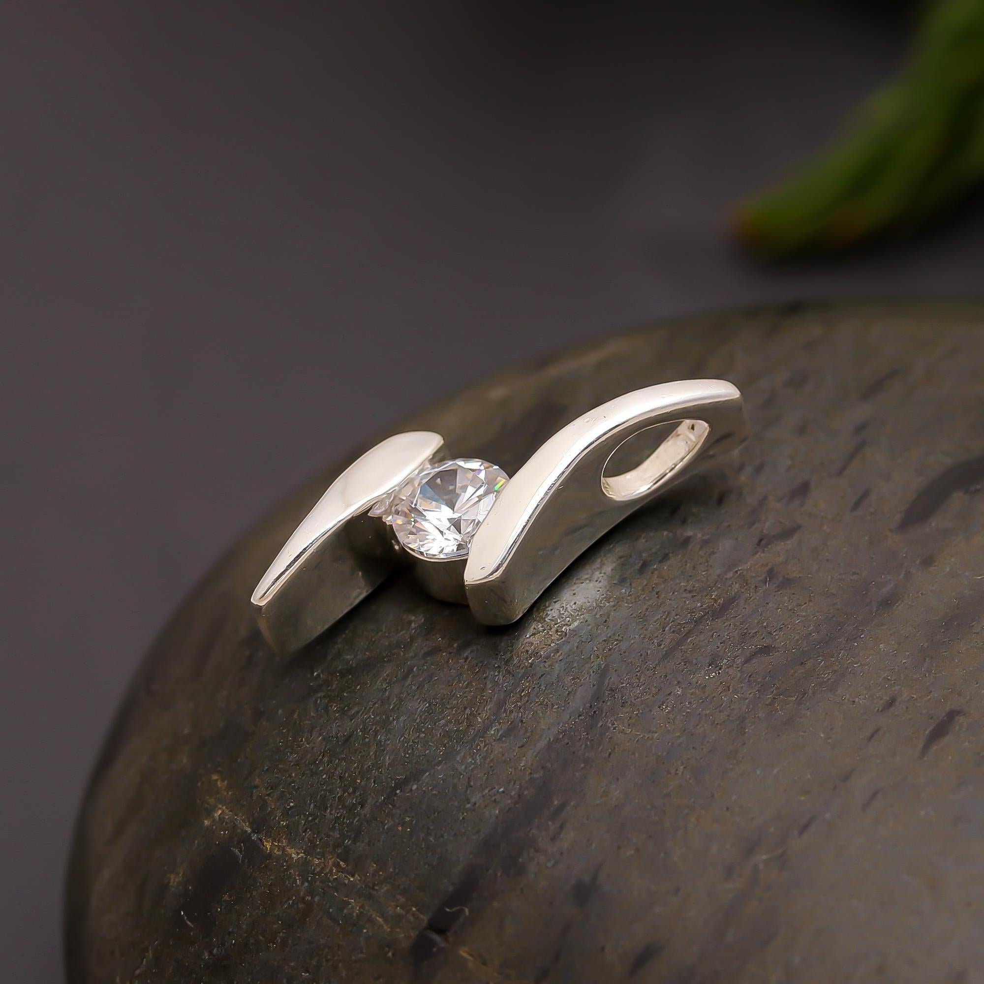 925 Silver Curved Wrap Solitaire Pendant