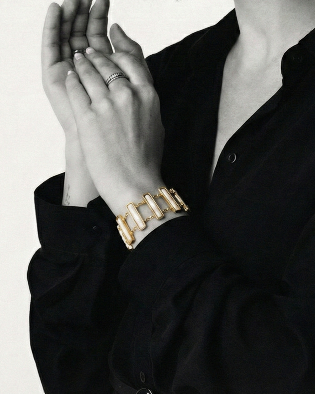 The Luminous Link: Biwa Pearl Gold Geometric Bracelet