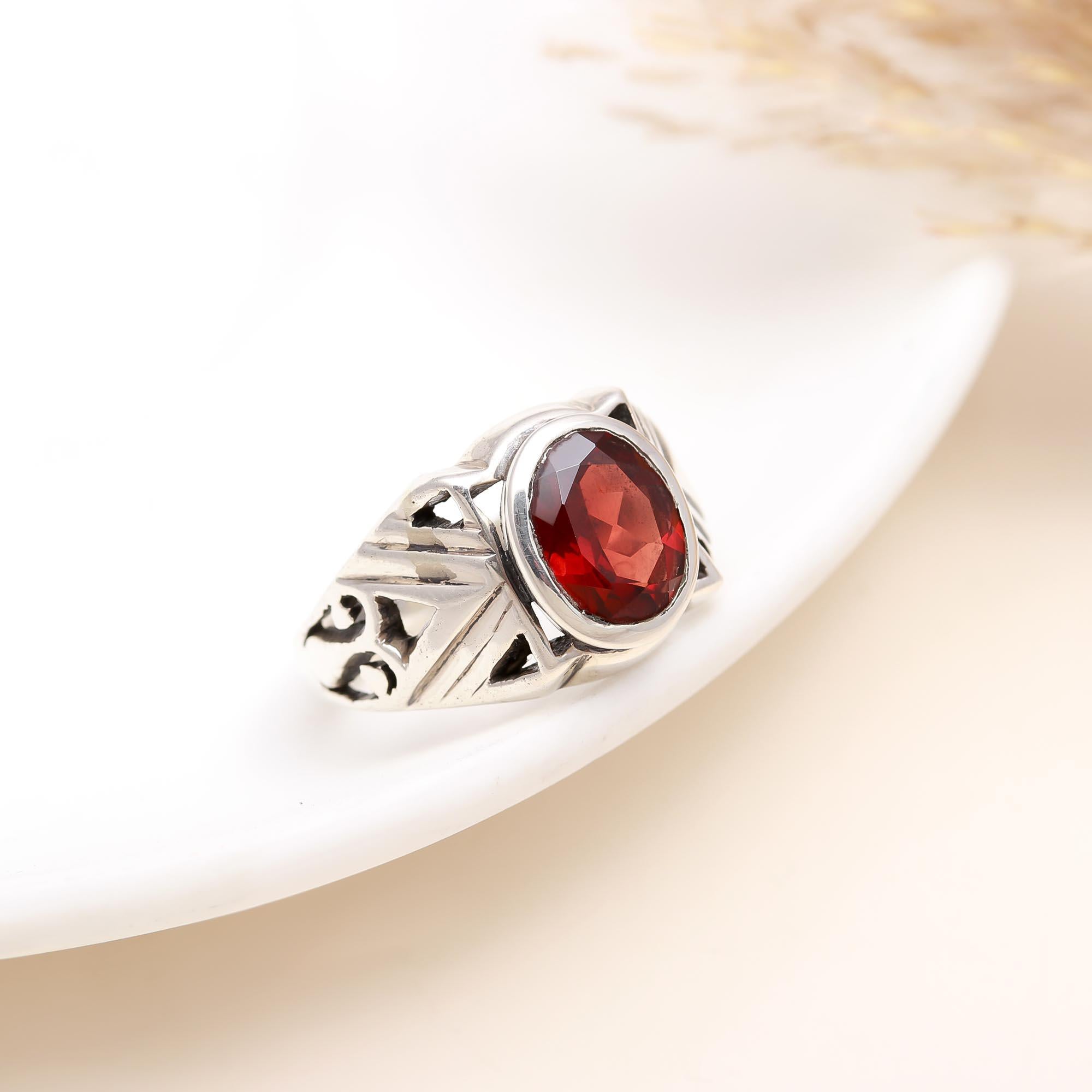 925 Silver Oval Garnet Vintage Pattern Ring front view